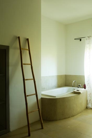 verne-owi-ladder-in-bath.jpg